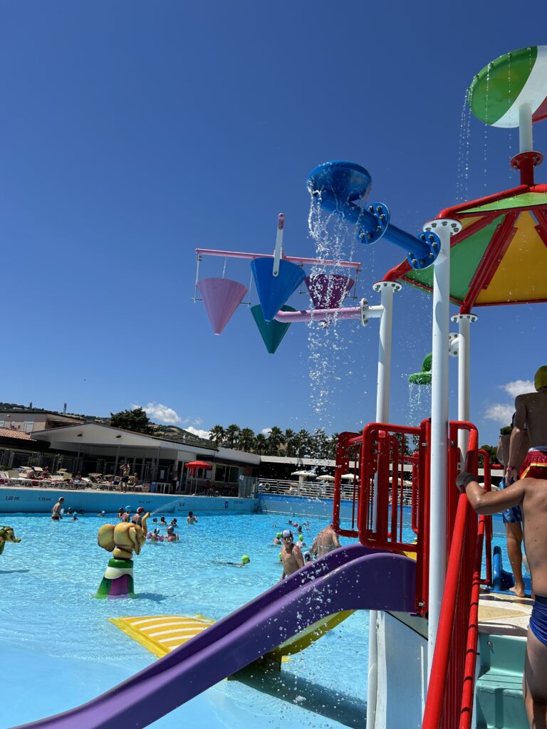 nuovi giochi piscina del Villaggio Lido d'Abruzzo